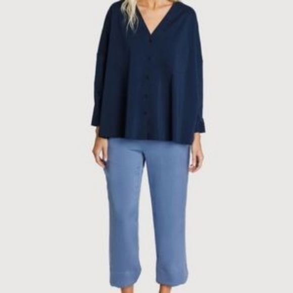 Kit & Ace Stretch Shirting V-neck blouse - Picture 3 of 10